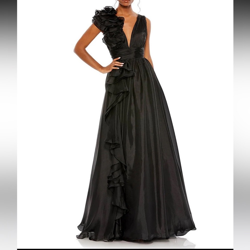 Mac Duggal
Deep V-Neck Sleeveless Ruffled Shoulder Ball Gown